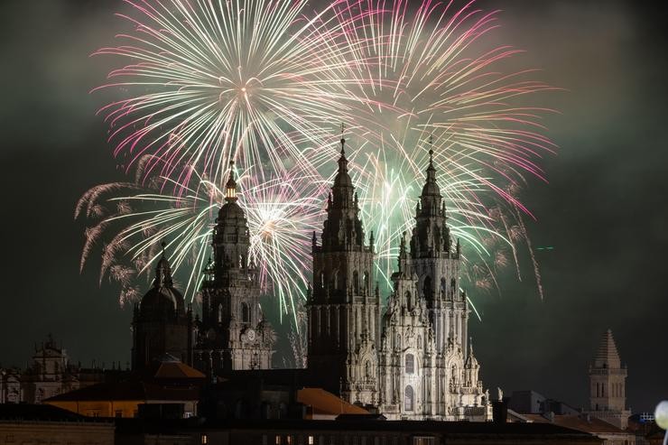 Espectáculo pirotécnico durante as Festas do Apóstolo, patrón de Santiago, de Galicia, e de toda España,  a 24 de xullo de 2023, en Santiago de Compostela, A Coruña, Galicia.. César Arxina - Europa Press / Europa Press