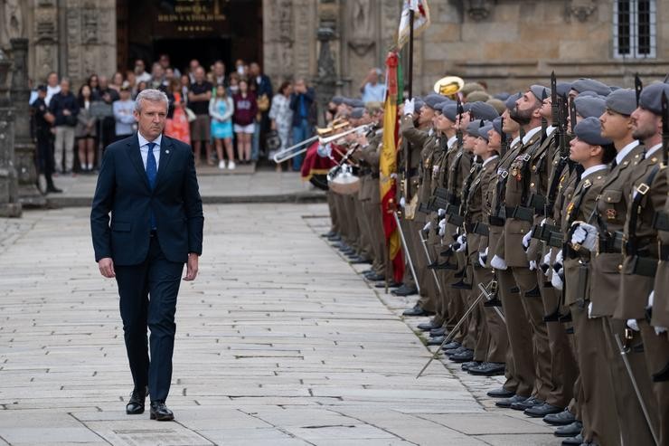 O presidente da Xunta de Galicia, Alfonso Rueda, á súa chegada á tradicional ofrenda ao Apóstolo. César Arxina / Europa Press
