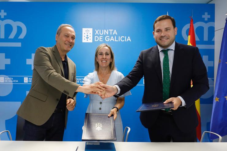Firma da conselleira de Infraestruturas, Ethel Vázquez, e o alcalde de Cerdedo-Cotobade, Jorge Cubela, para continuar con obras dunha travesía peonil. XUNTA