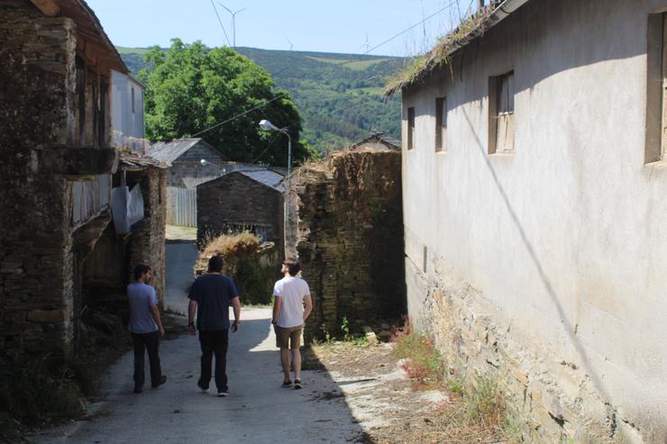 Reunión en San Vicente de Mondoñedo entre investigadores da USC, Abel Vigo, arqueólogo do Concello de Mondoñedo e Miguel Chao (veciño e dono dos terreos da necópole)/USC