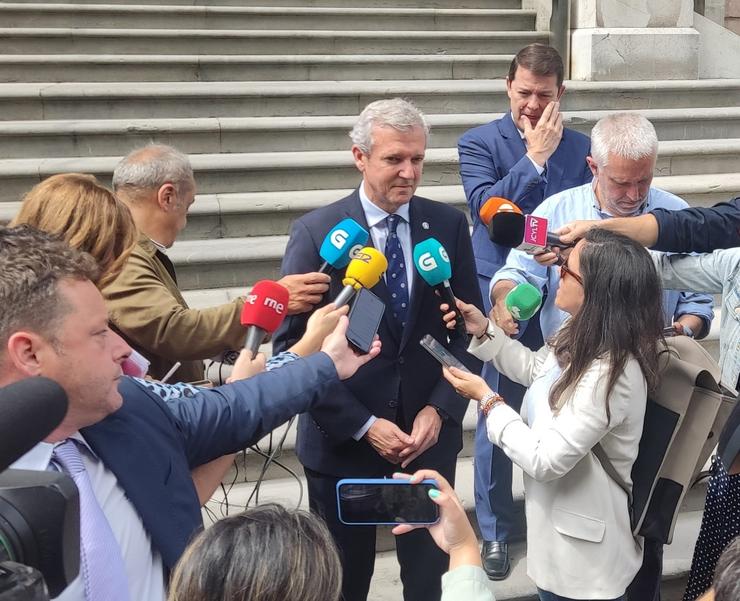 O presidente da Xunta de Galicia, Alfonso Rueda, atende aos medios tras asistir á toma de posesión de Adrián Barbón como presidente do Principado de Asturias 