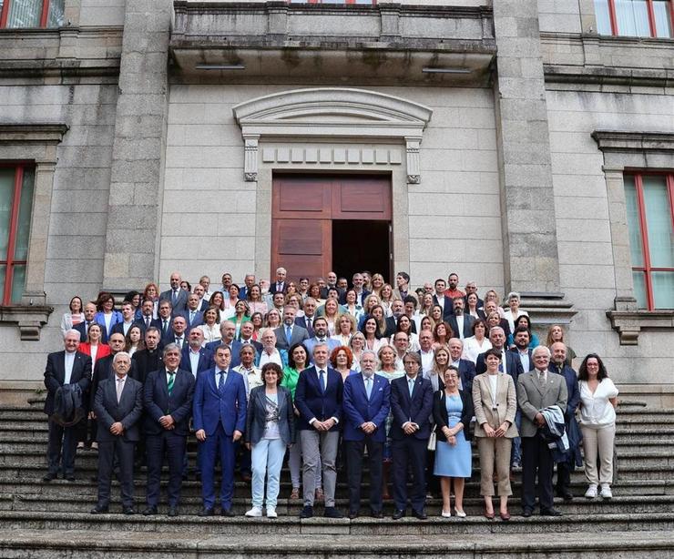 Foto de familia na escalinata exterior do Parlamento.. PARLAMENTO DE GALICIA / Europa Press