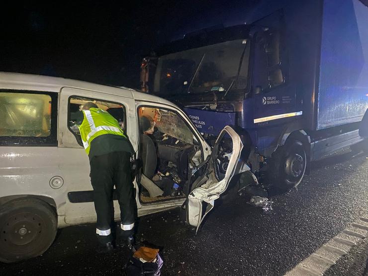 Choque frontal dunha furgoneta e un camión. GARDA CIVIL / Europa Press