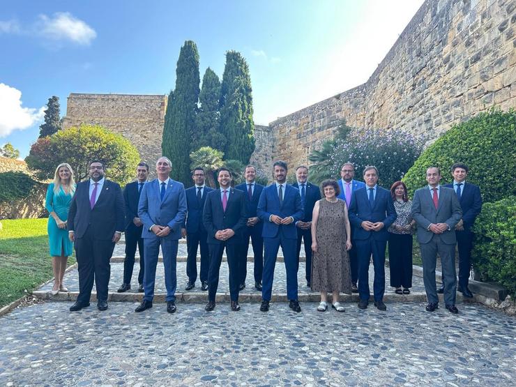 Foto de familia de alcaldes e alcaldesas do quince cidades pertencentes ao Grupo de Cidades Patrimonio da Humanidade de España con motivo da celebración da asemblea constitutiva en Tarragona. CONCELLO DA LAGOA 