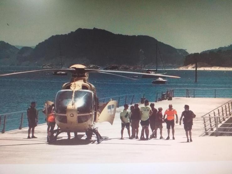 Evacuación en helicóptero dunha persoa que se atopaba nas illas Cíes.. POLICÍA LOCAL DE VIGO