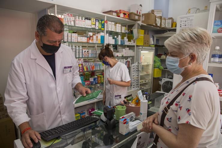 Unha muller adquire  máscaras  nunha farmacia