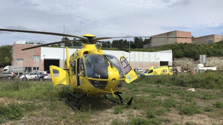 Helicóptero medicalizado nun accidente laboral nas Pontes / @HELICOSANTIAGO - Arquivo