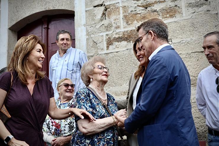 O líder do Partido Popular, Alberto Núñez Feijóo, saúda á súa chegada a un mitin de inicio da súa campaña electoral, na praza maior dos Peares / EP