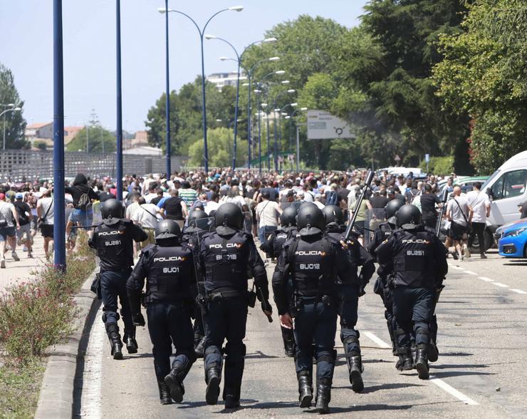 Carga policial contra manifestantes do metal nas inmediacións da factorIa de Stellantis en Vigo, a 6 de xullo de 2023. / Europa Press