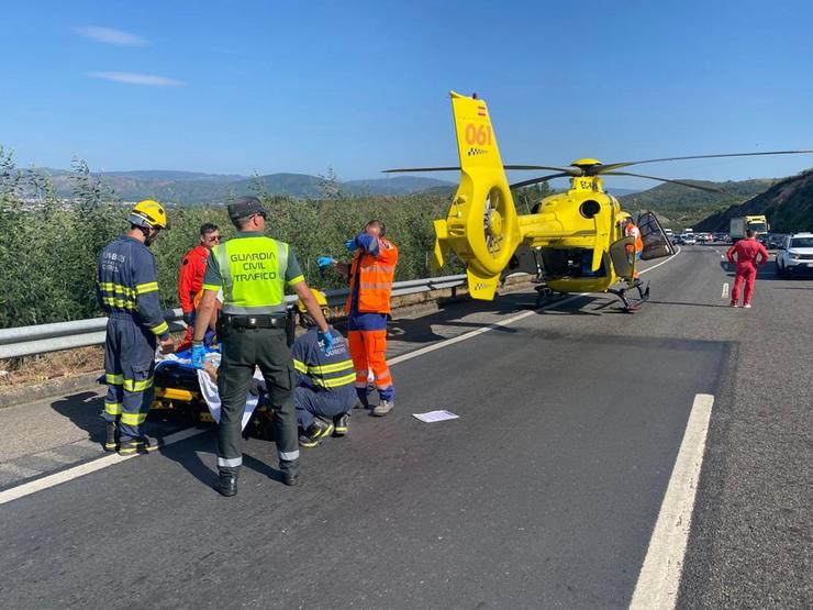 Mobilizan o helicóptero para evacuar aos feridos dun choque entre un camión e unha furgoneta en Ourense. GARDA CIVIL DE OURENSE / Europa Press