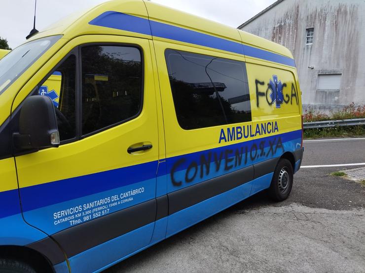 Ambulancia pintada tras os primeiros días de folga 