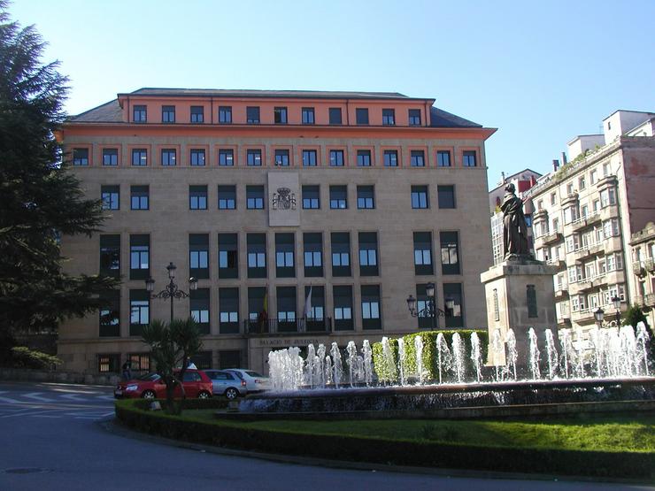 Exterior da Audiencia Provincial de Ourense 