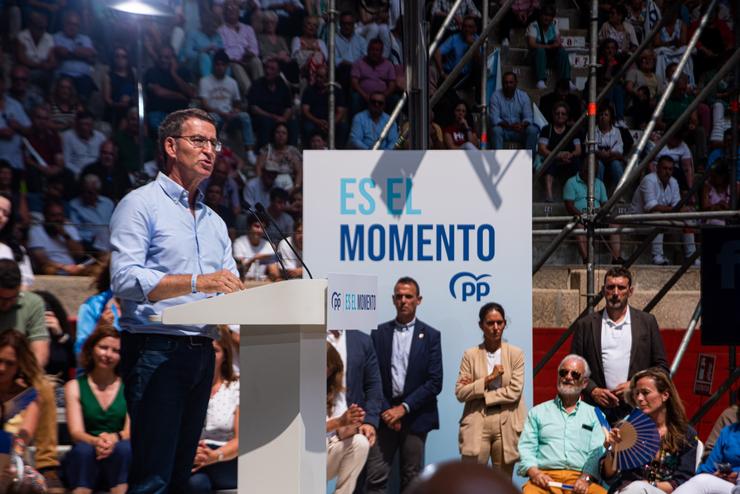 O presidente do PP e candidato á Moncloa, Alberto Núñez Feijóo, no mitin da praza de touros de Pontevedra /  ELENA FERNANDEZ