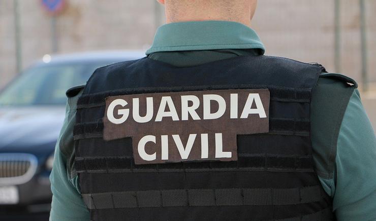 Axente da Garda Civil, de costas