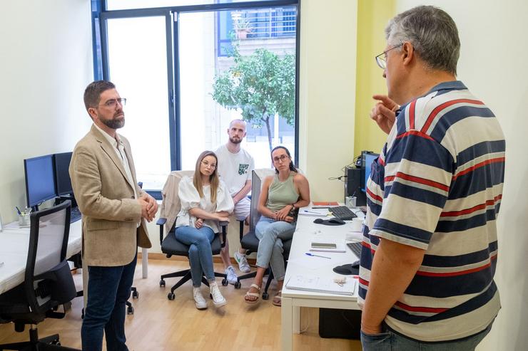 O secretario xeral de Apoio ao Emprego, Traballo Autónomo e Economía Social, Pablo Fernández, visita a empresa FlowReserve Labs, cualificada como Iniciativa de Emprego de Base Tecnolóxica (IEBT) 