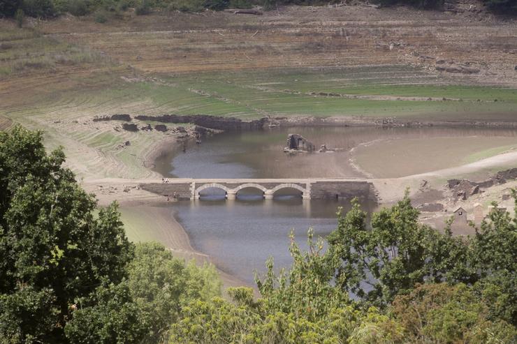 Encoro de Belesar, no Río Miño, deixa ver restos habitualmente tapados pola auga 