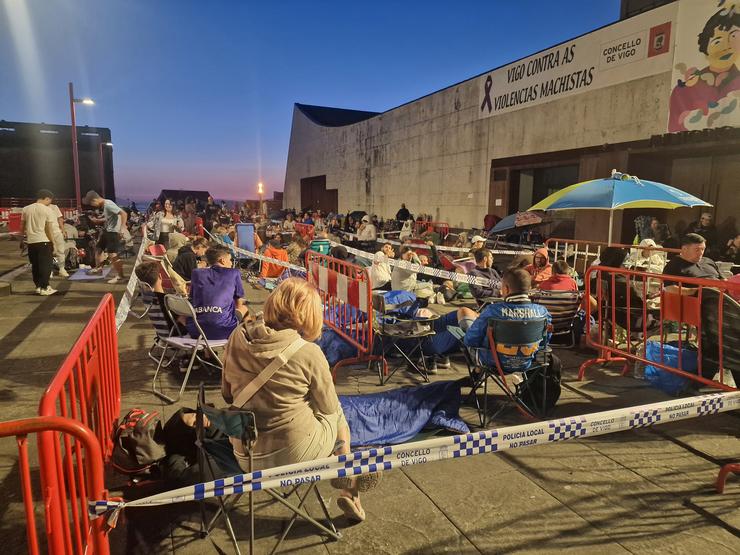 Decenas de persoas facendo cola xa ás 22.00 horas en Vigo para conseguir entradas para David Guetta / PEDRO DAVILA