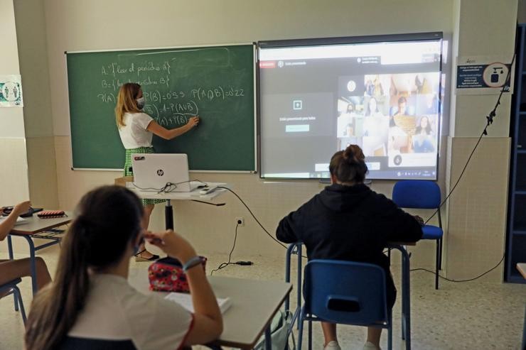 Arquivo - Alumnos atenden durante unha clase semipresencial de Matemáticas impartida pola xefa de Estudos, Celeste Molinero a alumnos de 4º da ESO no Colexio Ábaco, en Madrid (España), a 17 de setembro de 2020. O Colexio Ábaco é de carácter p. Marta Fernández Xara - Europa Press - Arquivo 