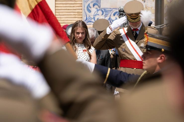 A Princesa española Leonor e o Rei Felipe VI durante o acto de entrega de Reais Despachos e nomeamentos dos novos oficiais do Exército de Terra e da Garda Civil, na Academia Xeral Militar de Zaragoza 