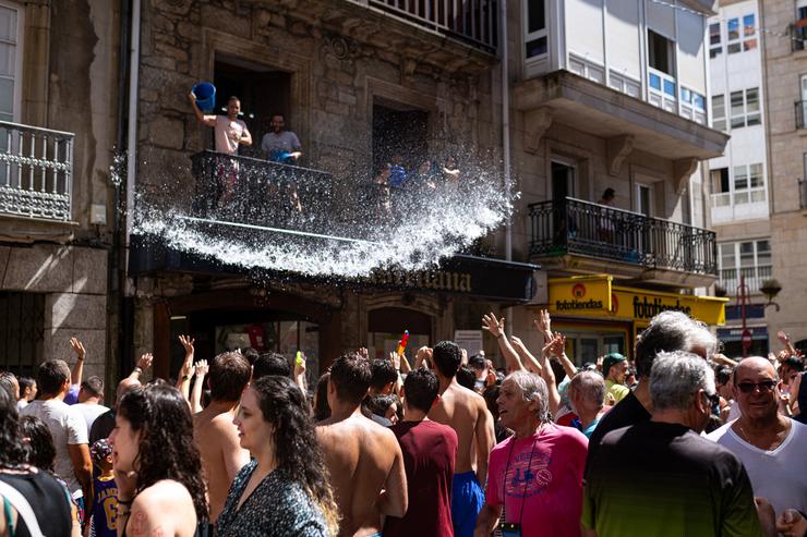 Numerosas persoas móllanse durante a Festa da auga a cargo de Fran García, o 'Freddie Mercury vilagarcián', a 16 de agosto de 2023, en Vilagarcía de Arousa, Pontevedra, Galicia (España). A Festa dá Auga de Vilagarcía de Arousa enmárcase dentro de. Elena Fernández - Europa Press 