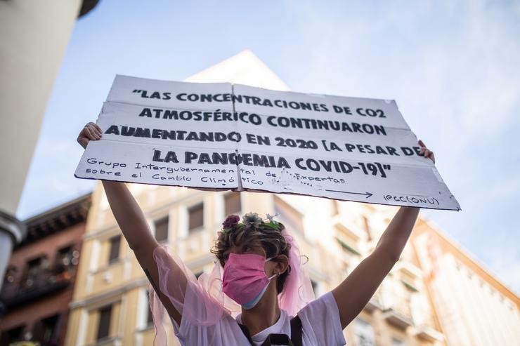 Unha muller cun cartel pola contaminación / Alejandro Martínez Vélez