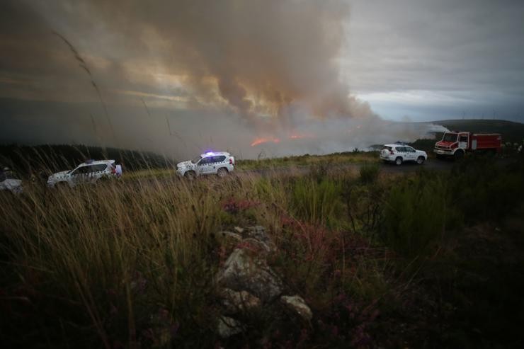 Varios vehículos de emerxencias preto do incendio forestal, a 18 de agosto de 2023, en Palas de Rei / Carlos Castro