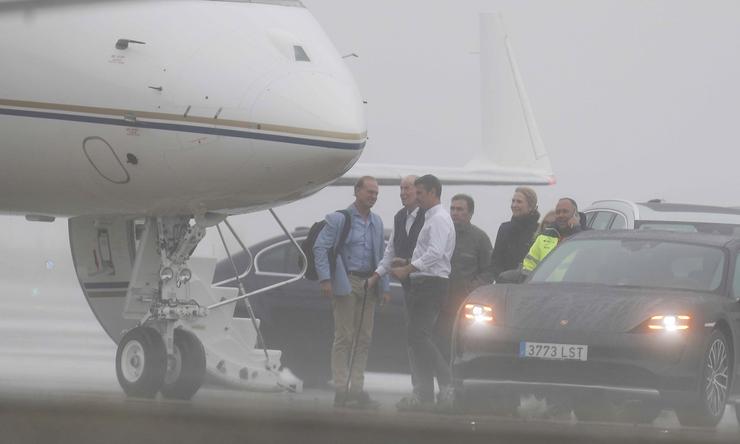 O rei emérito abandona Galicia desde o aeroporto de Peinador, en Vigo.. JAVIER VÁZQUEZ 