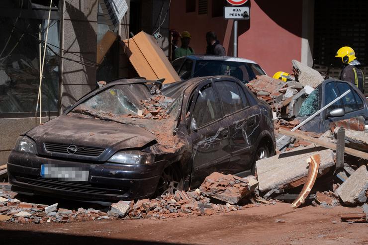 Restos encima dun coche na explosión nun piso de Ordes. César Argina /  Europa Press 
