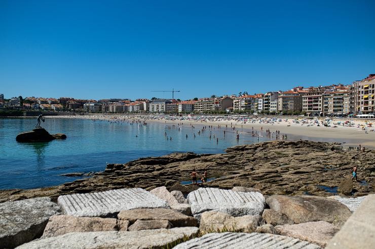 Varias persoas na praia, a 7 de agosto de 2023, en Pontevedra 