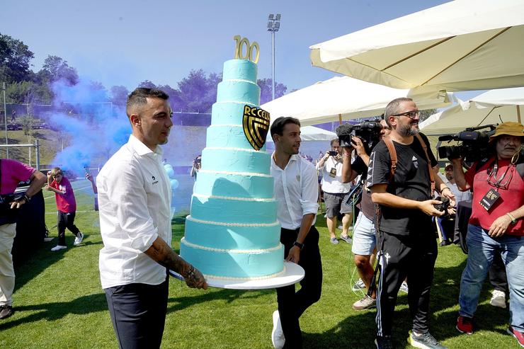 Iago Aspas e Kevin Vázquez levan unha gran torta de aniversario, no acto institucional de celebración do centenario do Real Club Celta, celebrado o 23 de agosto de 2023 na cidade deportiva Afouteza de Mos / Javier Vázquez