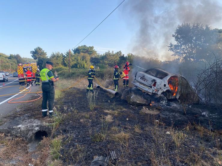 Incendio do coche que se saíu da vía na N-525 