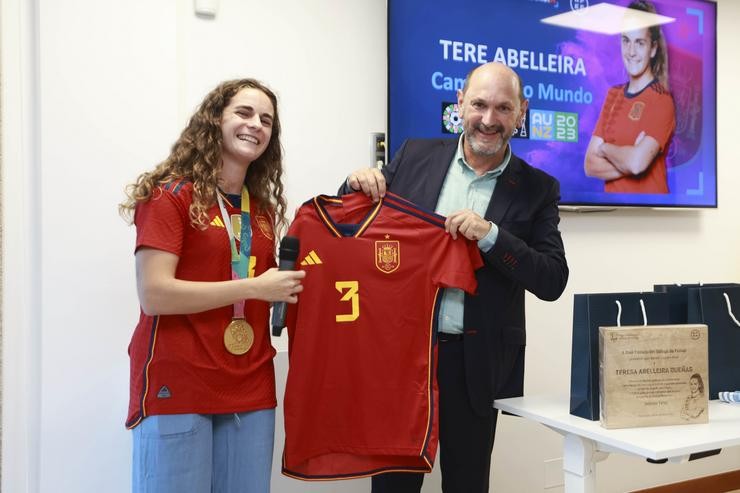 A xogadora da Selección Teresa Abelleira e o presidente da Federación Galega, Rafael Louzán, na Sede da Federación Galega de Fútbol 