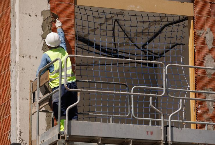 Un obreiro durante a construción