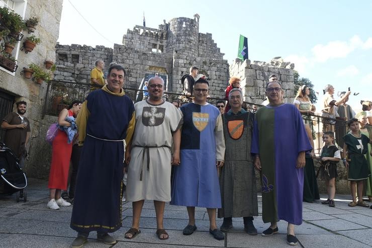 Os conselleiros de Cultura, Román Rodríguez, e de Medio Rural, José González, participan na Festa dá Istoria. XUNTA DE GALICIA / Europa Press