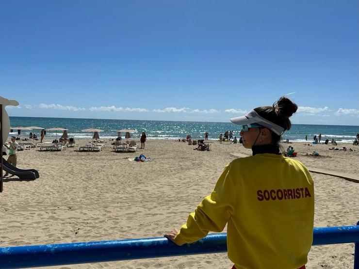 Imaxe dunha socorrista na praia en Alacante 