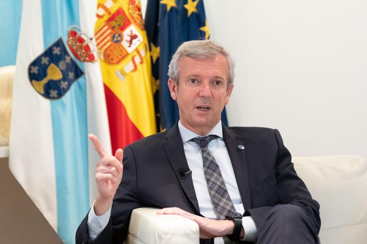 O presidente da Xunta, Alfonso Rueda, durante a entrevista, no seu despacho de San Caetano.. CÉSAR ARXINA / EUROPA PRESS) / Europa Press
