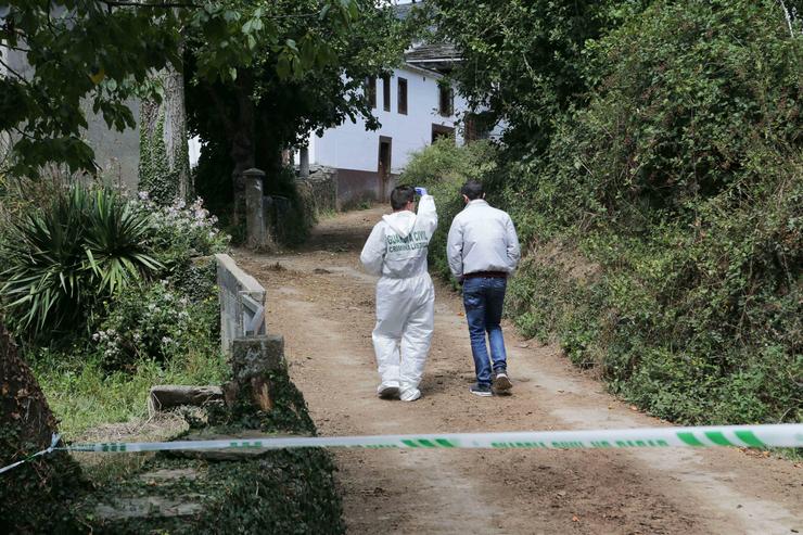 A Garda Civil examina en Samos o lugar onde un home matou ao seu veciño e feriu á súa muller / CARLOS CASTRO