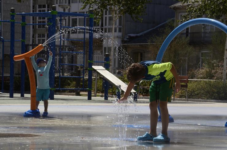 Dous nenos xogan no parque do Cruceiro, a 8 de agosto de 2023, en Ourense, Galicia / Rosa Veiga