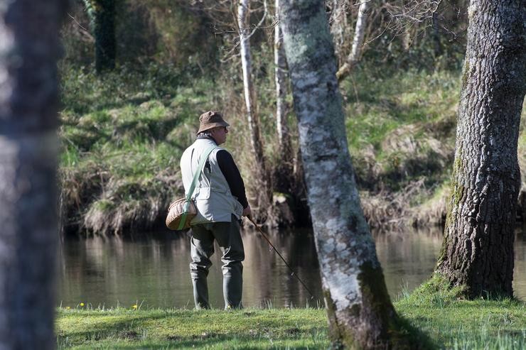 Un pescador no río Miño.