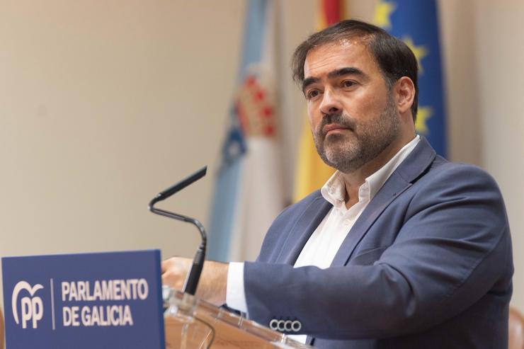 O portavoz parlamentario do PPdeG, Alberto Pazos, en rolda de prensa 