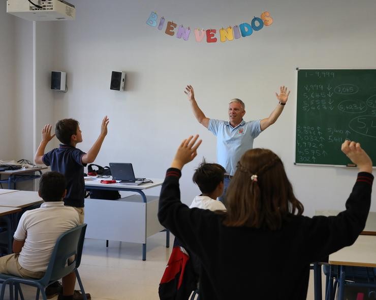 Un profesor dá clase 