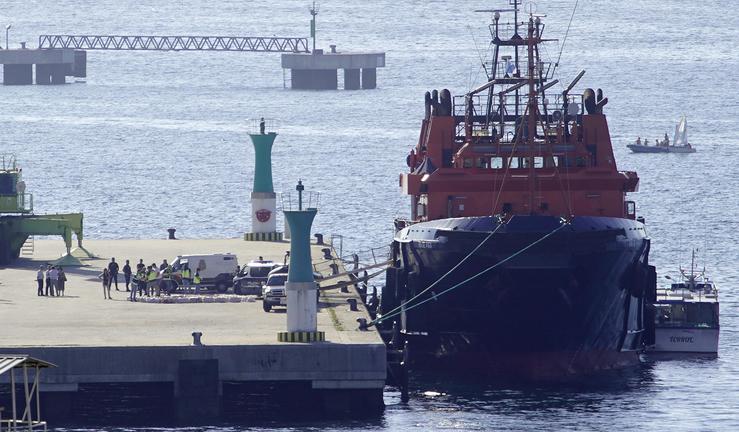 Descarga de 2.000 quilos de cocaína dun pesqueiro que foi interceptado fronte ás Rías Baixas. No operativo, dirixido pola Audiencia Nacional, foron detidos os 4 tripulantes do barco e un quinto implicado / Javier Vázquez - Europa Press - Arquivo