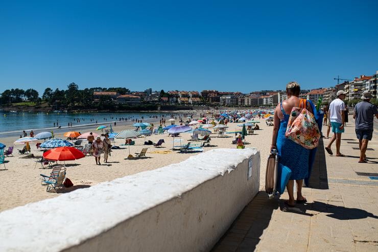 Varias persoas na praia, a 7 de agosto de 2023 / Elena Fernández - Europa Press 