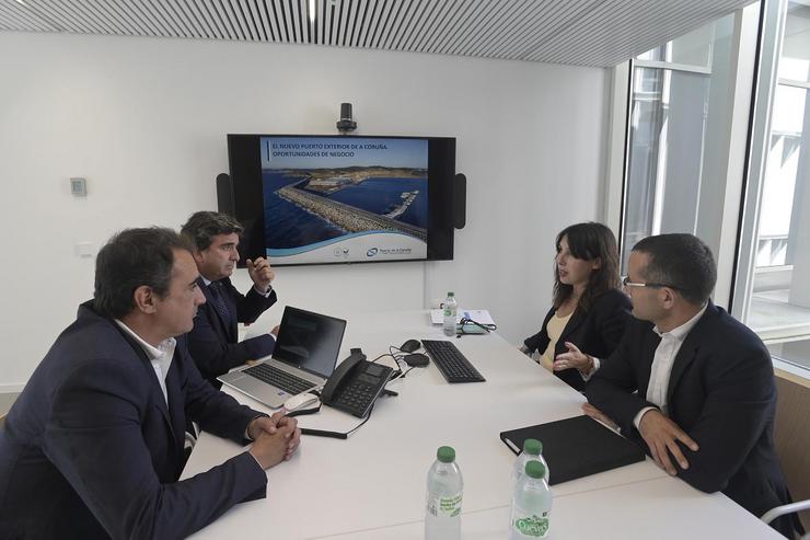 A conselleira de Economía, Industria e Innovación, María Jesús Lorenzana, mantén unha reunión con directivos da Autoridade Portuaria da Coruña / MONCHO FUENTES
