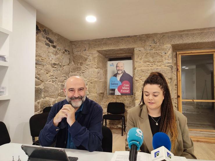 O deputado do BNG en Congreso, Néstor Rego, e a portavoz municipal do BNG nas Pontes, Carmela Franco, en rolda de prensa. BNG 