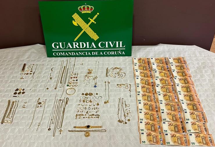 Diñeiro en efectivo e obxectos subtraídos por un grupo detido pola Garda Civil.. GARDA CIVIL 