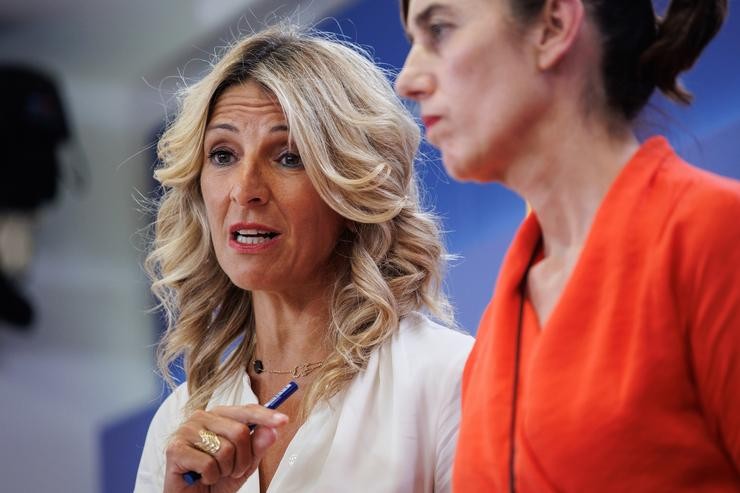 A vicepresidenta segunda en funcións e líder de Sumar, Yolanda Díaz (e), e a portavoz parlamentaria de Sumar, Marta Lois (d) / Alejandro Martínez Vélez - Europa Press 