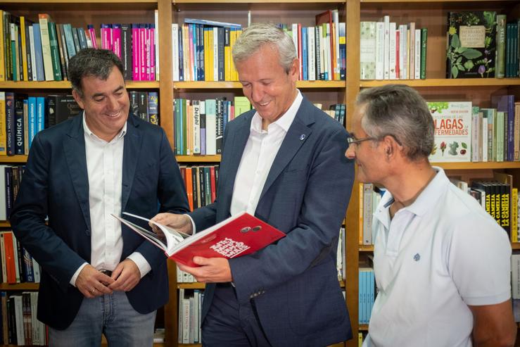 O presidente da Xunta, Alfonso Rueda, acompañado do conselleiro de Cultura, Educación, Formación Profesional e Universidades, Román Rodríguez, visita a libraría Gallaecia Liber, en Santiago de Compostela / DAVID CABEZÓN