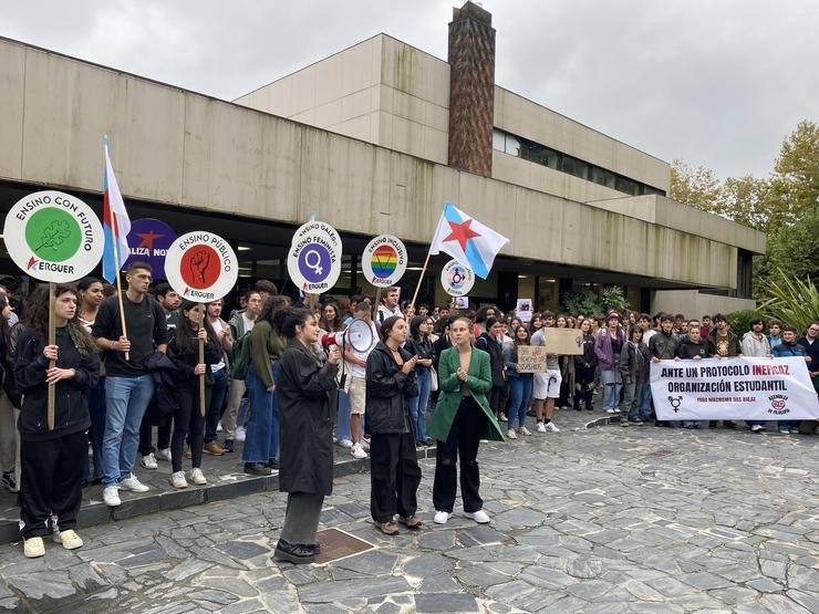 Concentración ás portas da Facultade de Economía da Universidade de Santiago / Europa Press