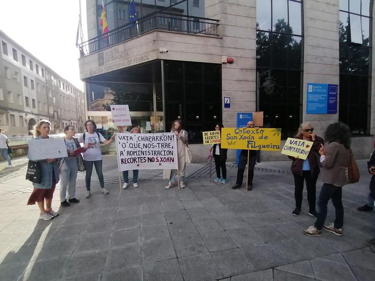 A comunidade educativa concéntrase fronte á Xunta contra o peche dunha aula no CEIP San Xoán de Filgueira de Ferrol. / Europa Press
